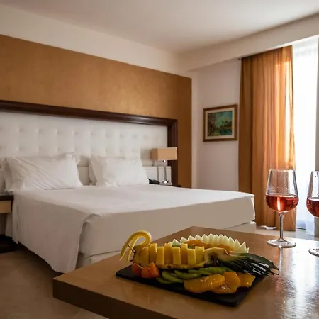 Vittoria Pool & Hotel 4*