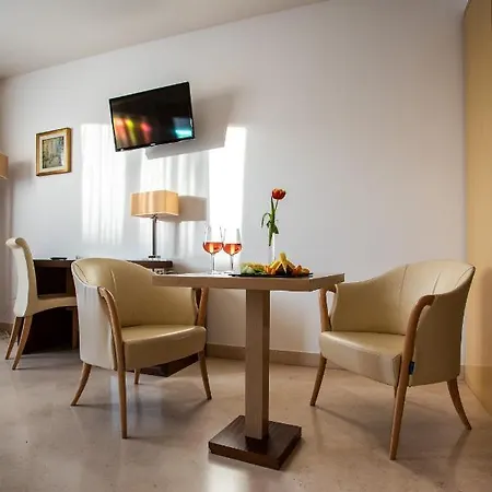 Vittoria Pool & Hotel Otranto