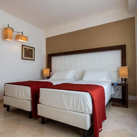 Vittoria Pool & Hotel