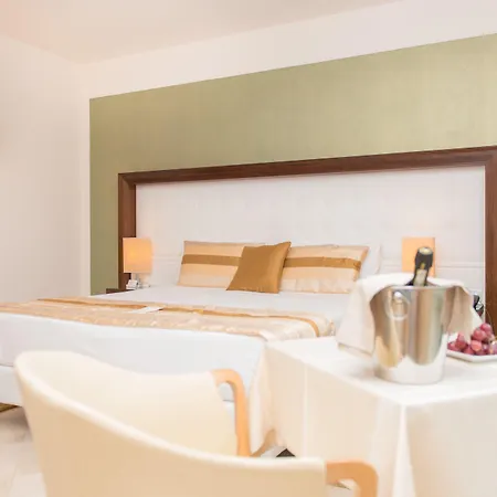 Apulia Vittoria Pool & Hotel
